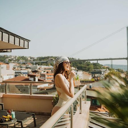 Radisson Blu Bosphorus Hotel Istambul Exterior foto A woman on a balcony