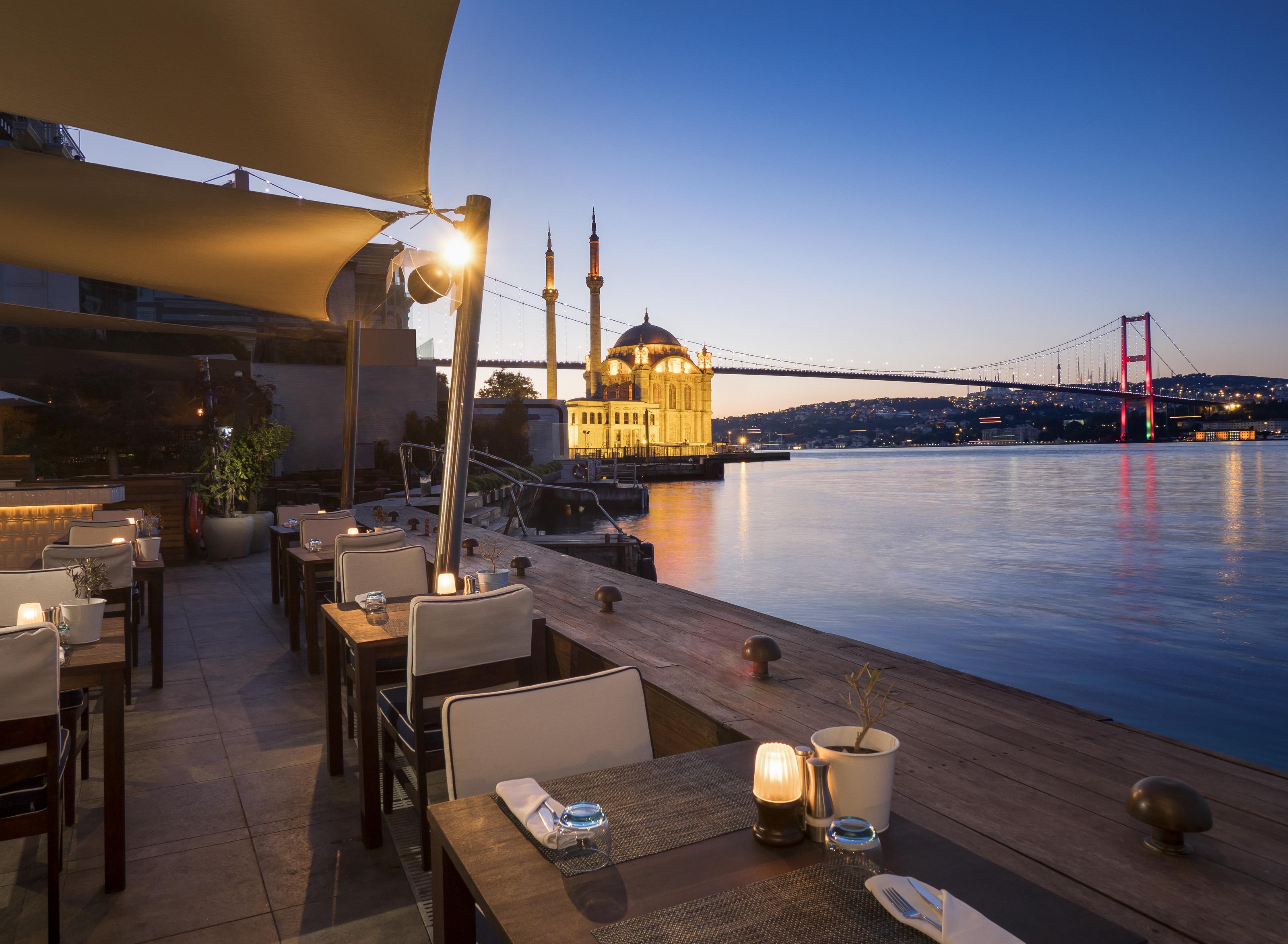 Radisson Blu Bosphorus Hotel Istambul Exterior foto The view of the Bosphorus from the restaurant