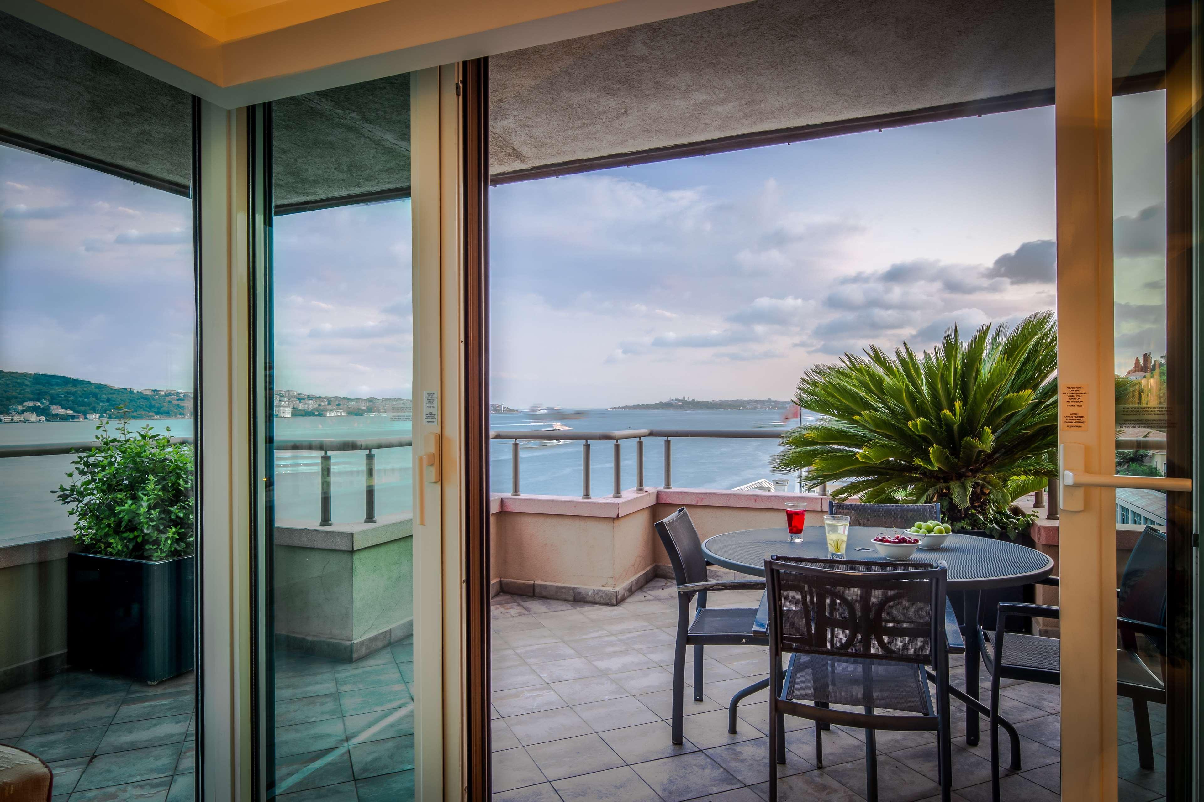 Radisson Blu Bosphorus Hotel Istambul Exterior foto View from the balcony of a suite at the hotel