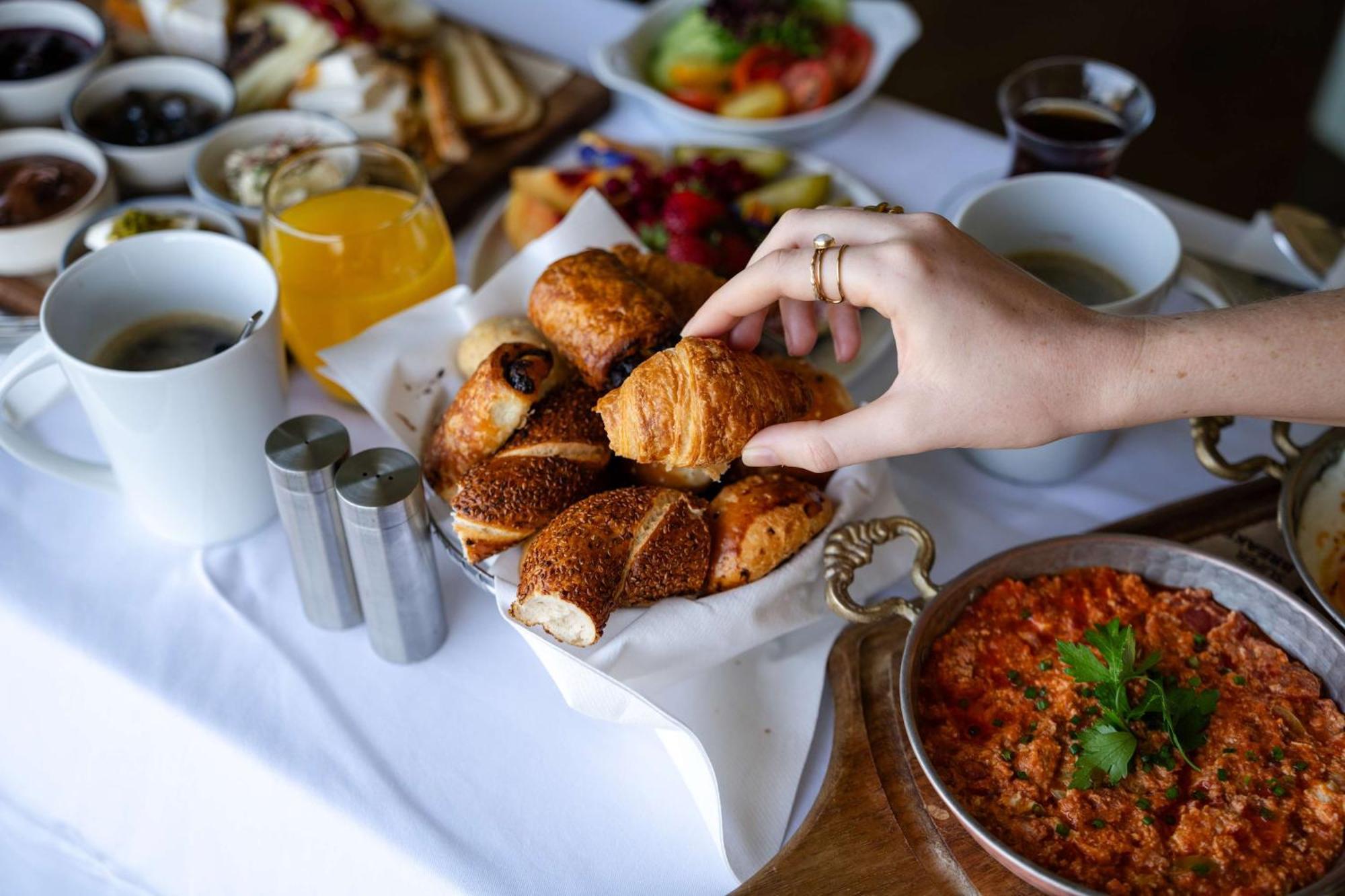 Radisson Blu Bosphorus Hotel Istambul Exterior foto Turkish breakfast