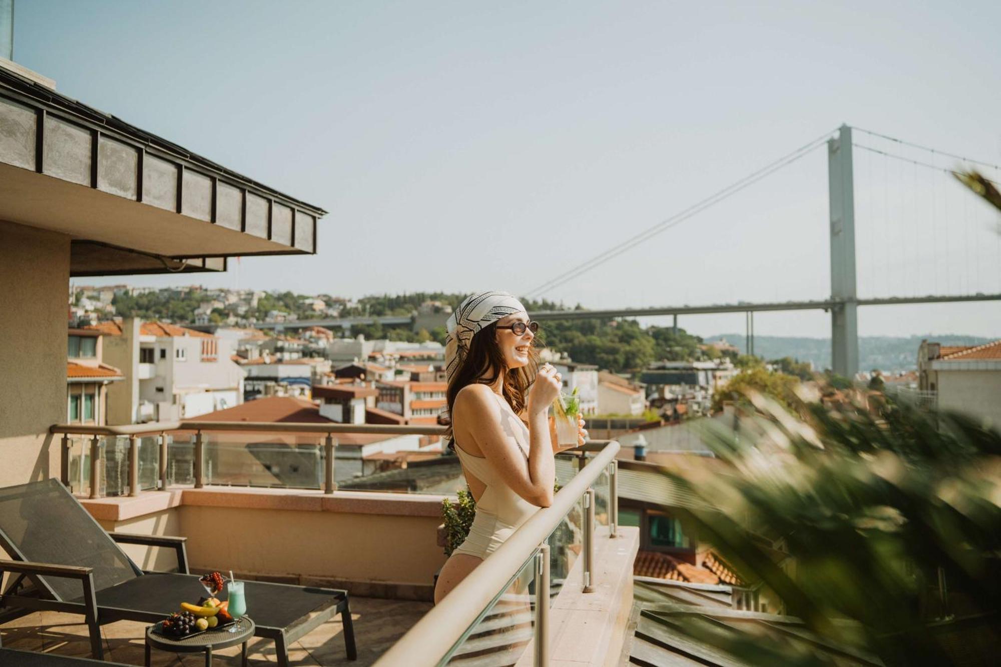 Radisson Blu Bosphorus Hotel Istambul Exterior foto A woman on a balcony